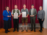 Festlich gekleidete Personengruppe