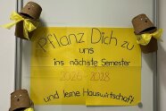 Plakat mit der Aufschrift "Pflanz dich zu uns ins nächste Semester"