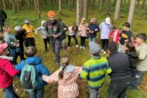 Förster im Wald mit Kindergruppe