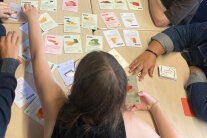 Kinder spielen mit Karten an Tisch