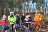 Kindergruppe mit Förstern und Bürgermeister im Wald